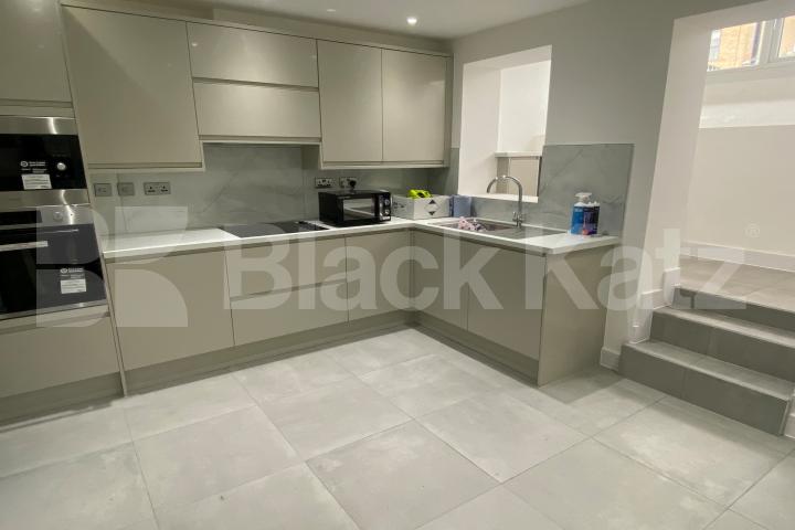 Bright studio, newly refurbished studio apartment with roof terrace. Old Kent Road, Bermondsey / Elephant and Castle